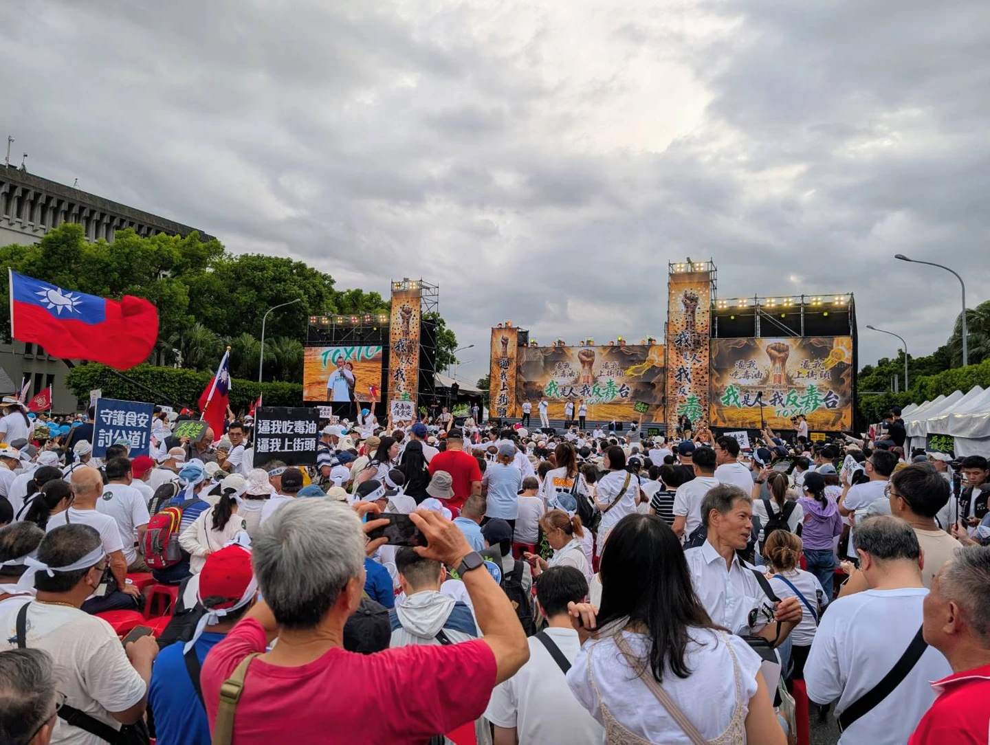 萬人上凱道「反毒台」年長白衣人籠罩！　韓國瑜、藍白黨魁及12藍縣市長將輪番開講