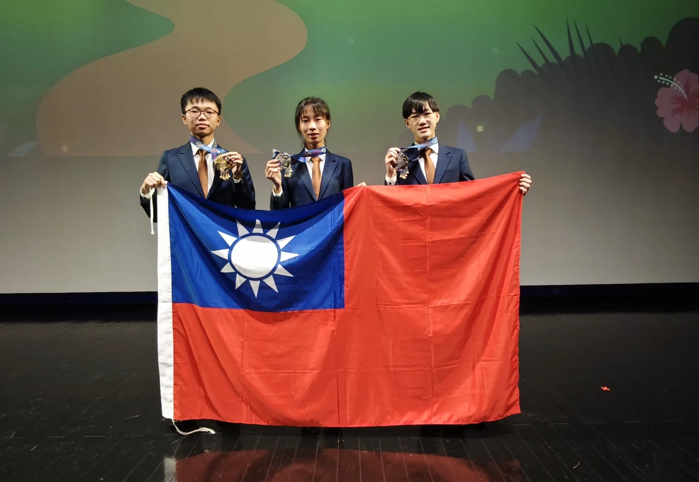 代表隊成員陳俊穎(左起)、洪子芩、林柏辰。教育部提供