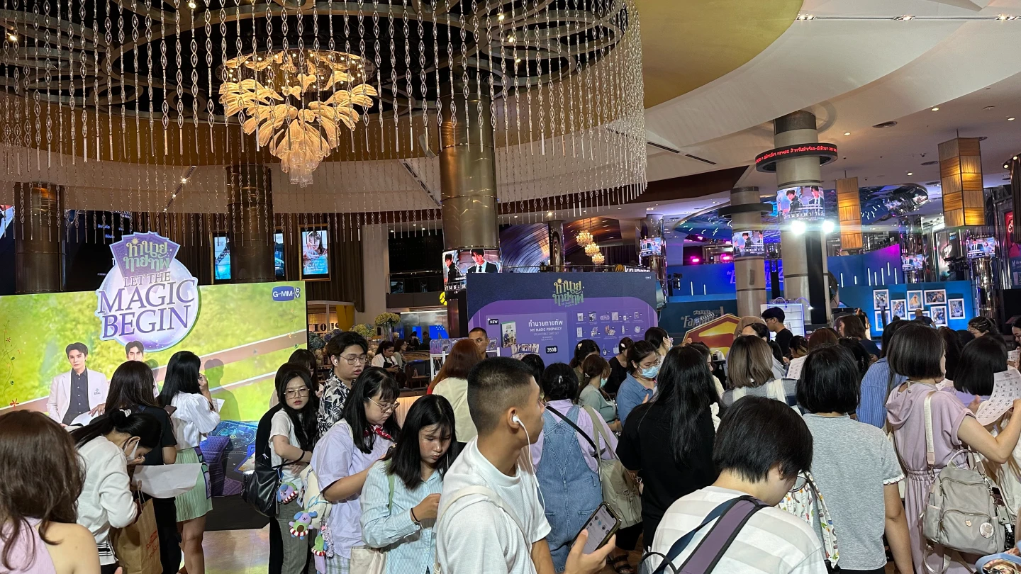 泰國曼谷知名的暹羅百麗宮(Siam Paragon)購物中心27日擠滿來搶購GMMTV公司明星周邊的粉絲,完全不受泰柬邊界衝突影響。翻攝X@GmmtvShop