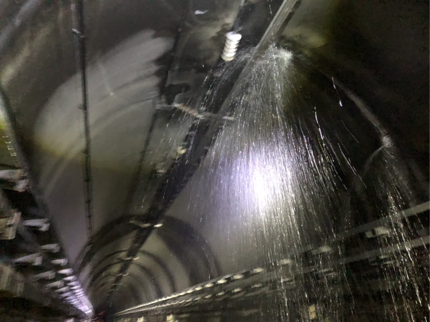 大鳥隧道天花板漏水嚴重導致電車線無電,導致台鐵大武=瀧溪間電車線無電。台鐵提供