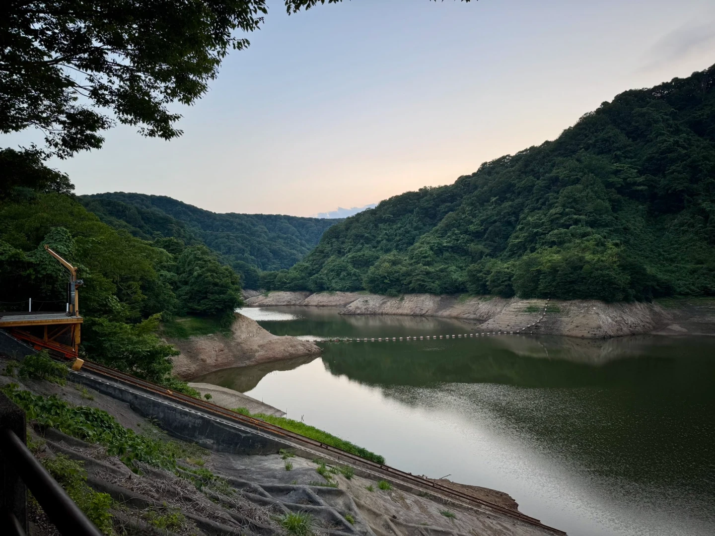 日本今年梅雨極少,新潟縣上越市正善寺水庫26日蓄水量不到20%,眼看就要見底,呼籲民眾節水。翻攝XjosanLPG