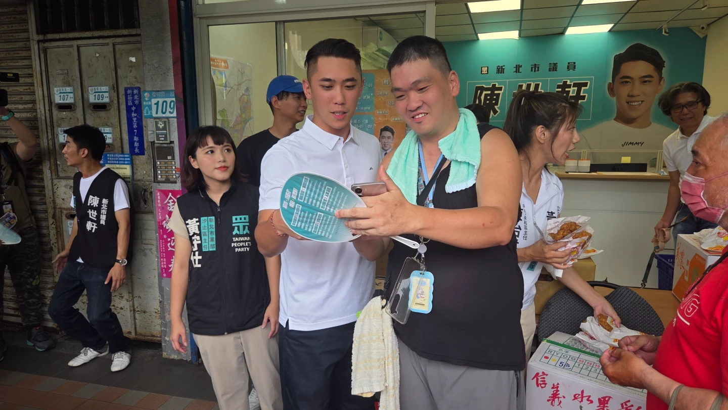陳世軒與支持民眾合影。曾伯愷攝