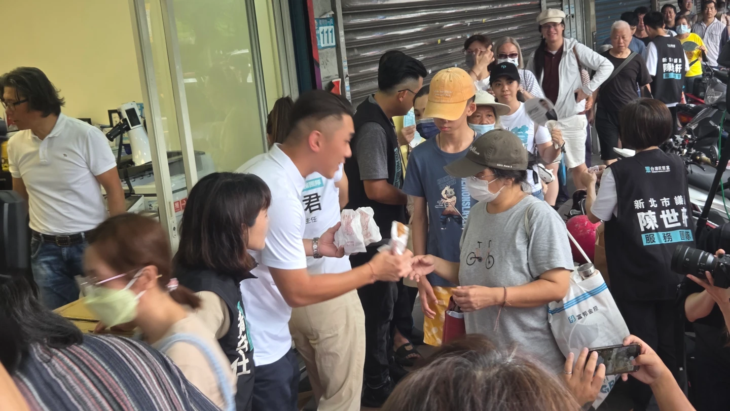 排隊人潮超乎想像。曾伯愷攝