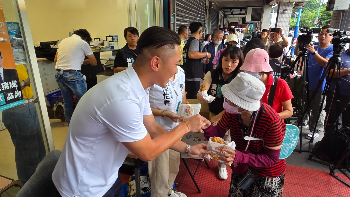 陳世軒在服務處外發雞排。曾伯愷攝