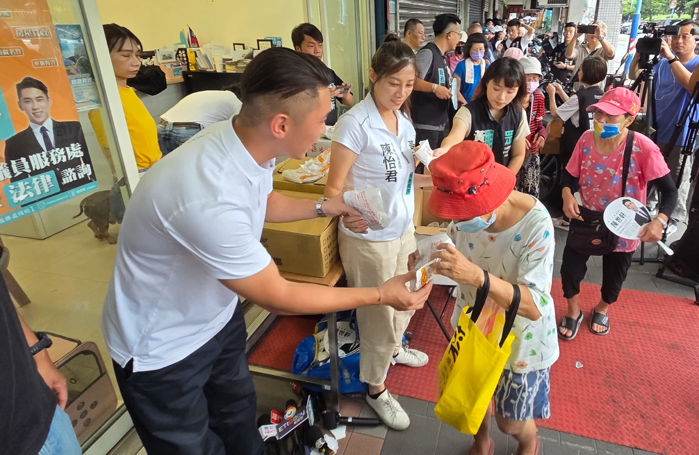 民眾排隊領雞排。曾伯愷攝