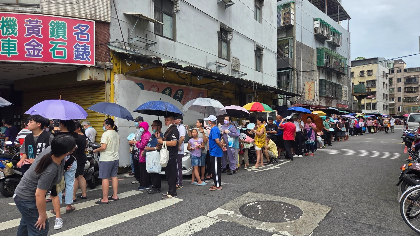 民眾大排長龍領雞排。曾伯愷攝