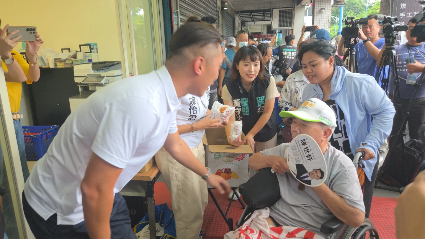 民眾黨新北市議員陳世軒今天下午在新莊服務處門口發放雞排。曾伯愷攝