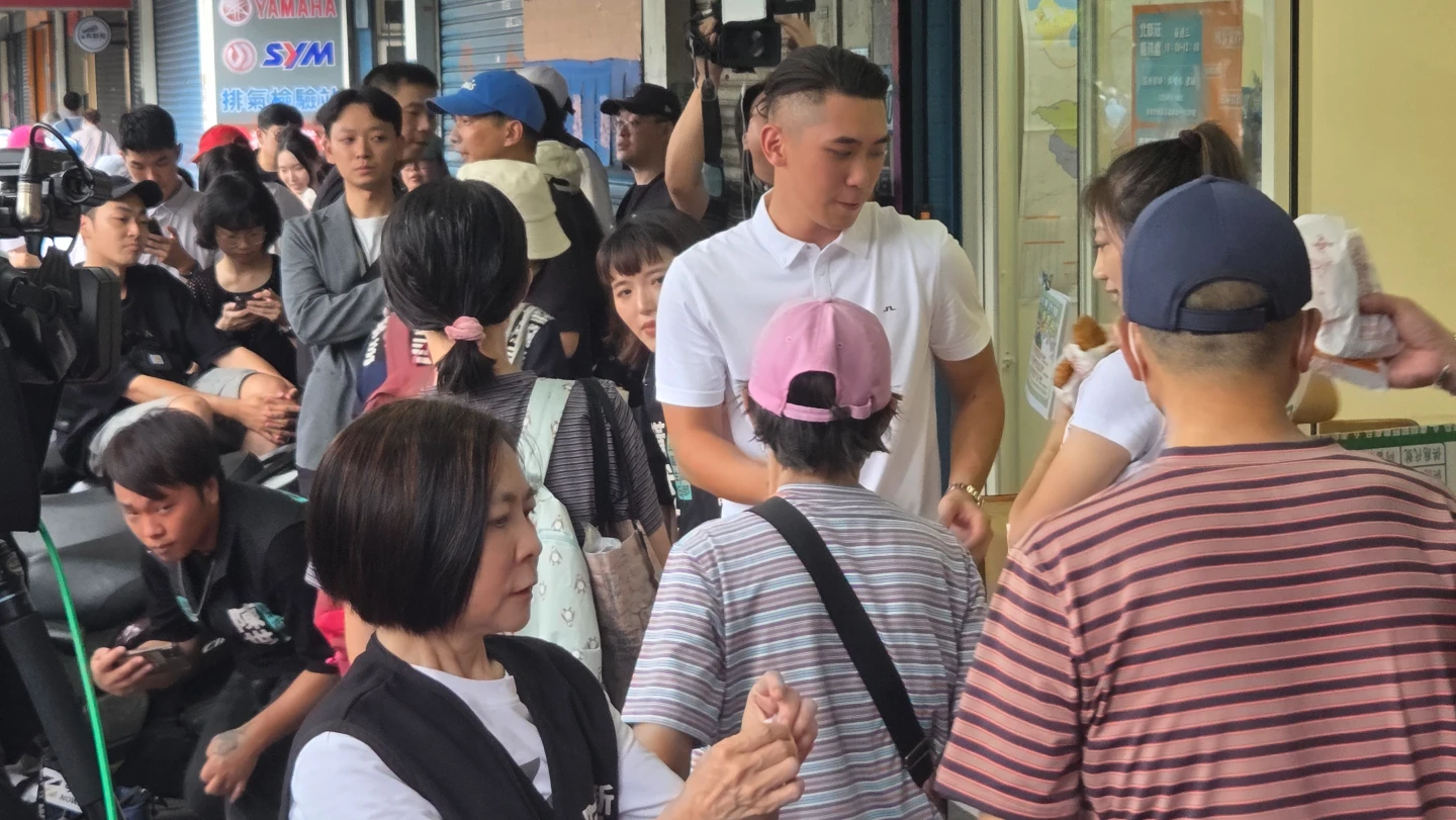 陳世軒在服務處外發雞排,吸引不少民眾排隊領取。曾伯愷攝