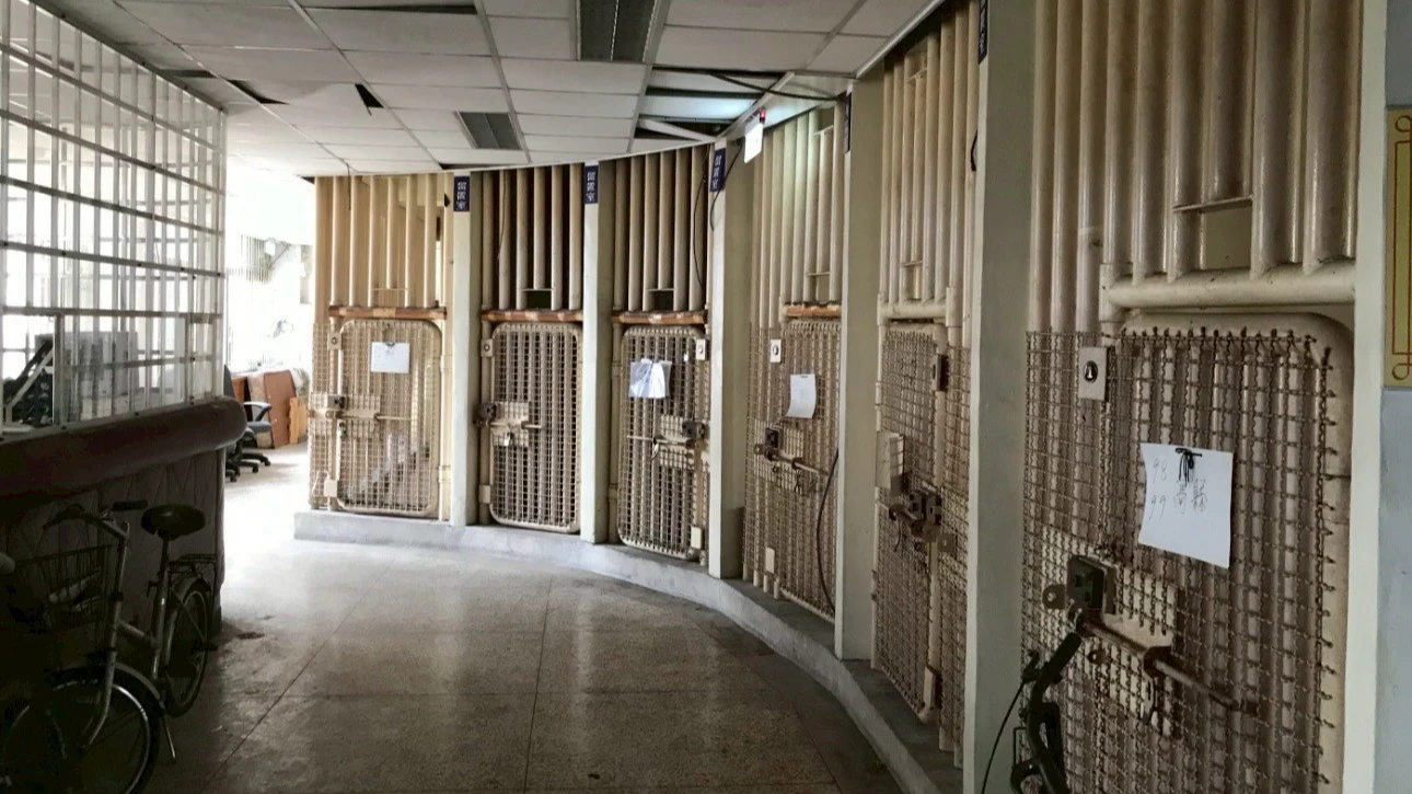 高雄市警局舊拘留所設有8間拘留室,成扇形分佈,中央則有值班台24小時輪班監看,透過鐵窗密切留意房內動靜。讀者提供