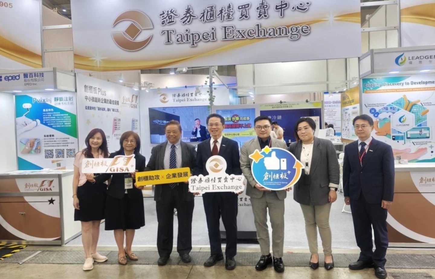 櫃買中心帶領創櫃板公司參加「2025亞洲生技大展」,櫃買中心董事長簡立忠(左4)、主任秘書林婉蓉(左2)、醫百科技董事長黃大可(左3)、偉喬生醫經理莊惟吉(右3)合影。櫃買中心提供