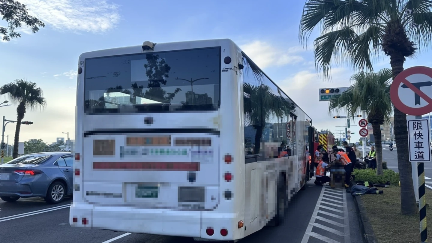 救護人員將陳姓司機送醫急救,但仍未能搶回一命。讀者提供