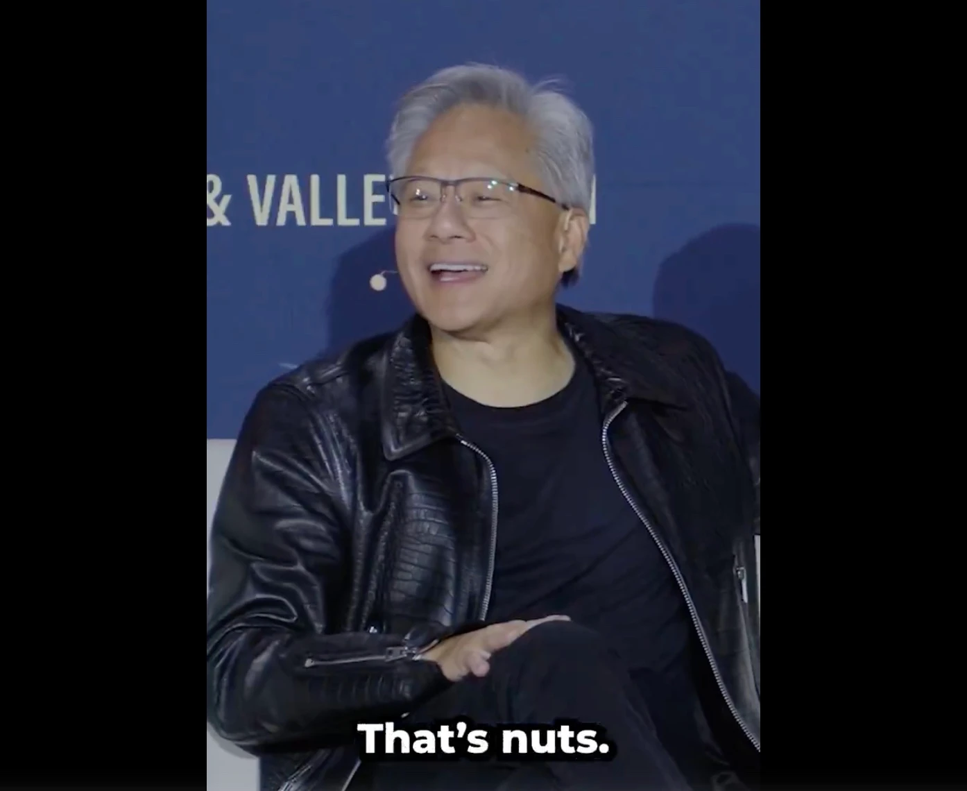 只要員工表現得好,黃仁勳會隨時發一堆股票給員工,這種做法就連他自己都覺得有點瘋。翻攝自The All-In Podcast的X