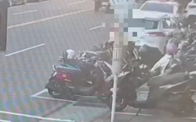 女子機車坐墊疑似遭人插針頭報警,警方調閱監視器畫面追查,目前未發現可疑人士。翻攝畫面