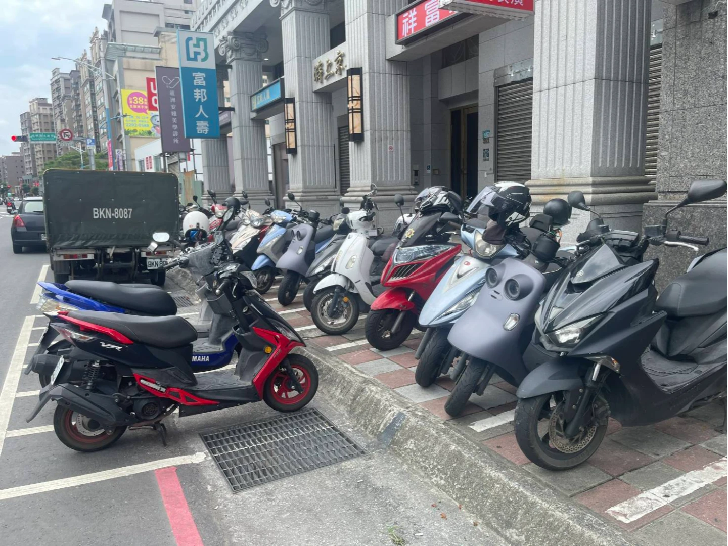 事發現場,警調閱監視器畫面追查。翻攝畫面