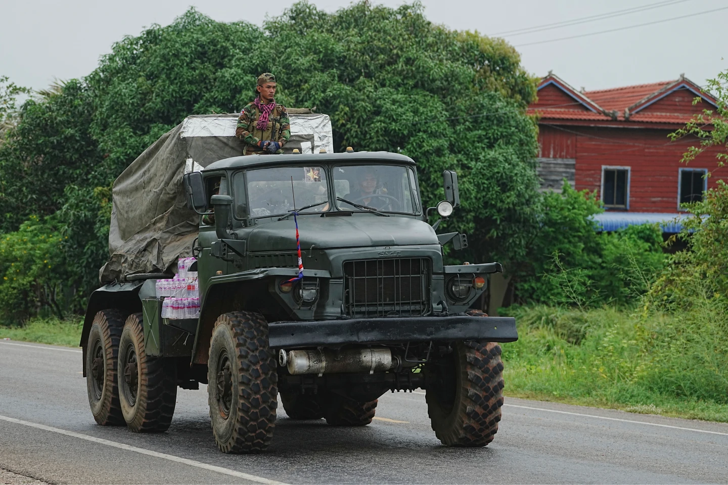 一輛柬埔寨軍車搭載火箭發射器,7月26日行駛在西北部接壤泰國的奧多棉吉省一處村落。美聯社