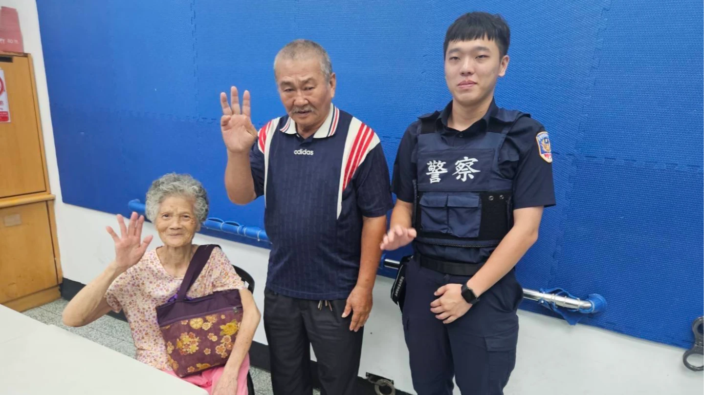 家屬接獲警方通知,來到警局領回吳姓婦人。讀者提供
