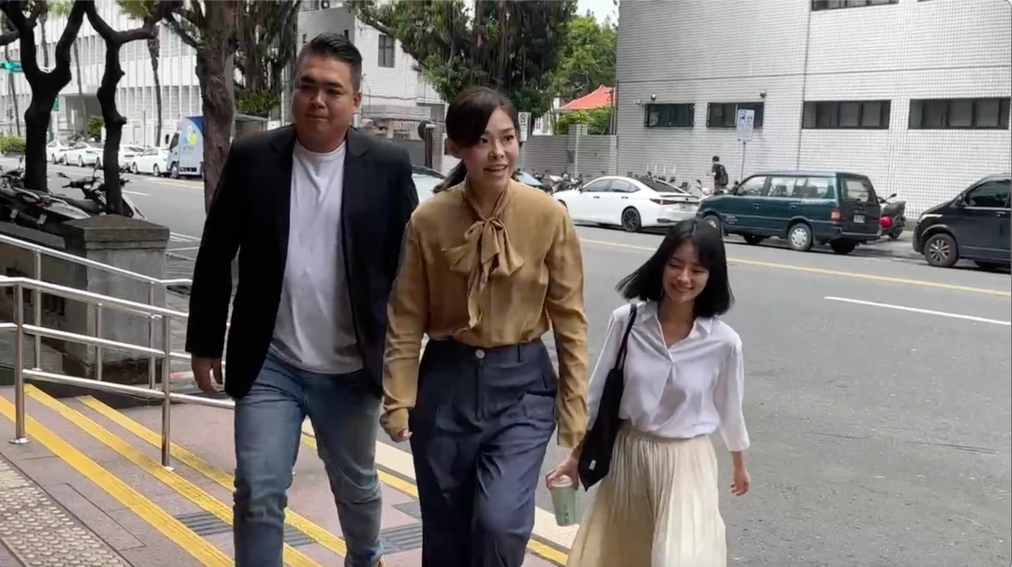 高虹安今到高院出庭,露出開心笑容。讀者提供