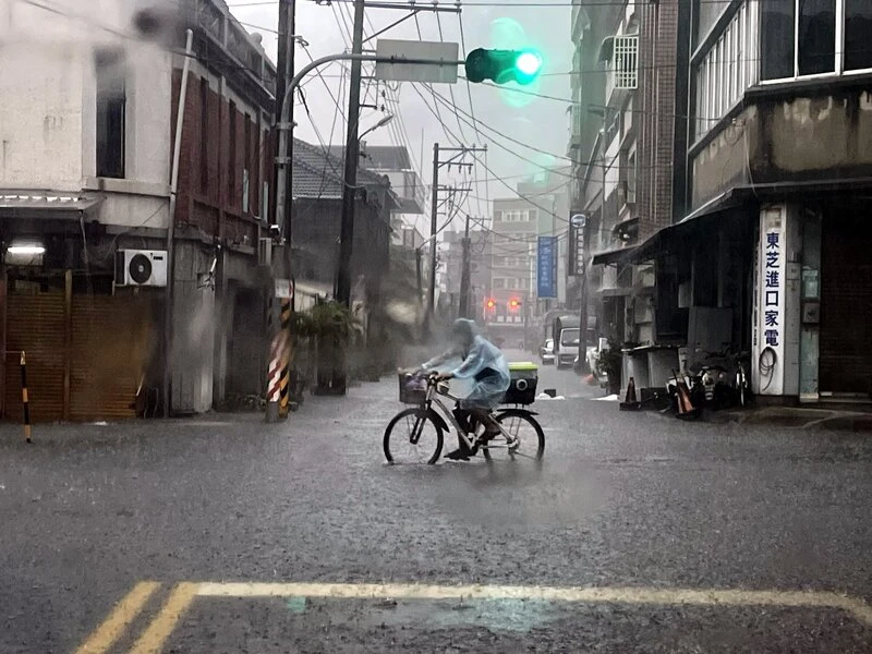 受低壓大豪雨影響,嘉義縣政府28日緊急發布停班、停課訊息。朴子市區積淹水。
(民眾提供)中央社