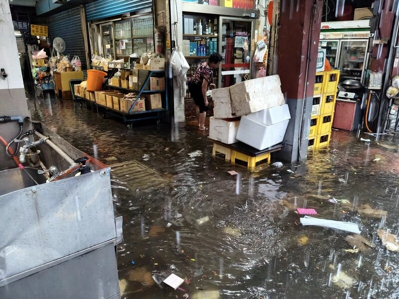圖為朴子市區雜貨店淹水。(楊石旭提供)中央社