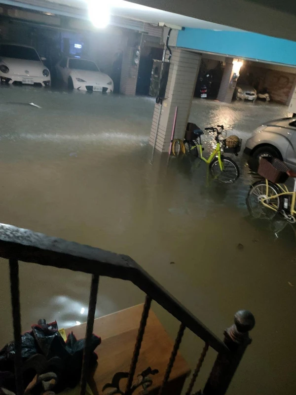 朴子社區住戶表示,住當地多年第一次淹水。圖為住戶車庫淹水情形。(蔡長奇提供)
中央社記