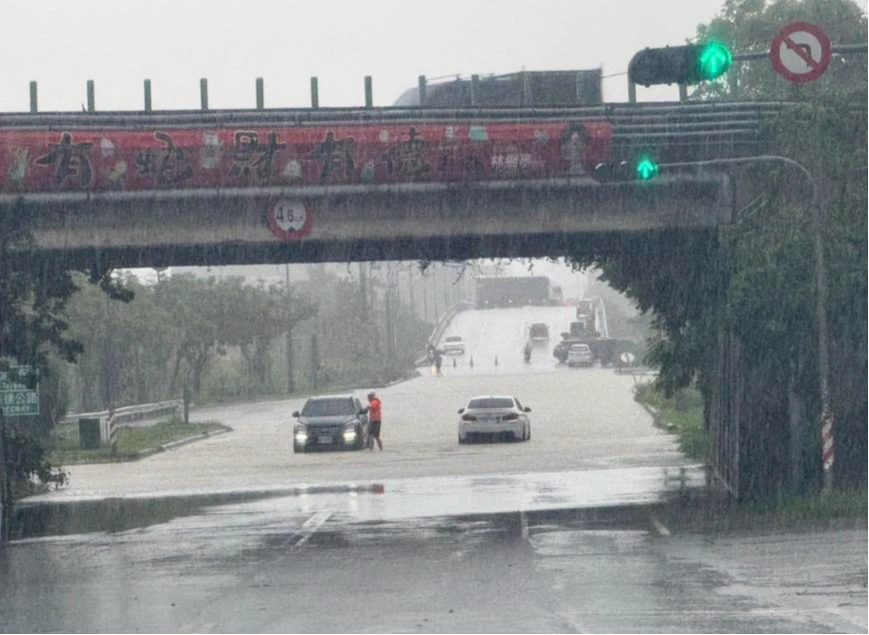 車道淹水,導致無法通行。翻攝自蔡易餘臉書