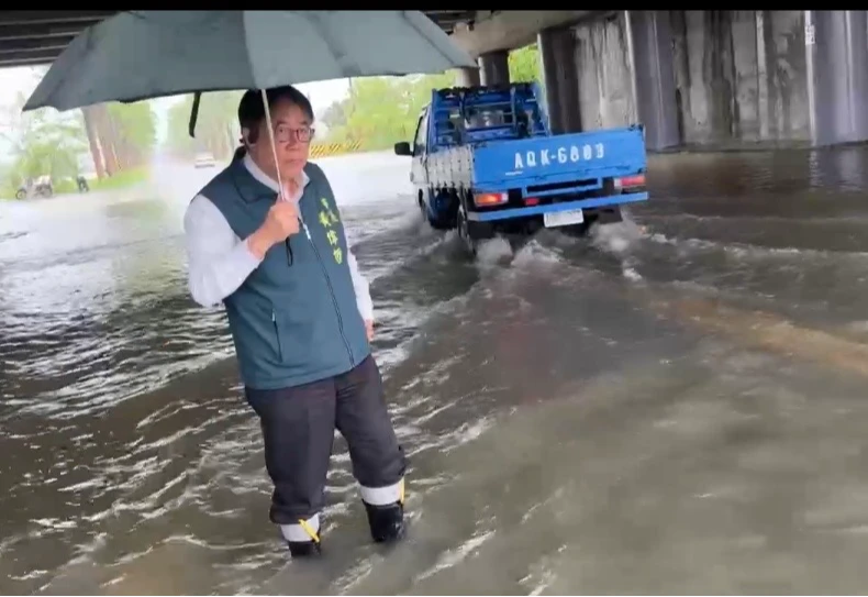 台南市長黃偉哲前往淹水災區視察。翻攝畫面