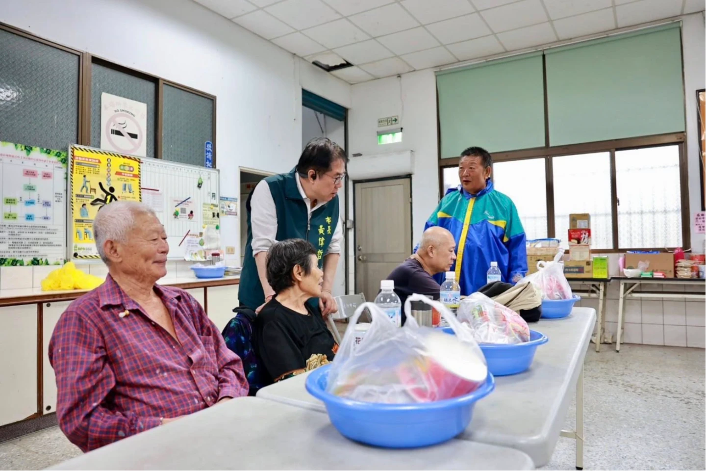 黃偉哲上午趕赴後壁區收容安置中心,關心區公所緊急協助撤離的居民。取自黃偉哲臉書