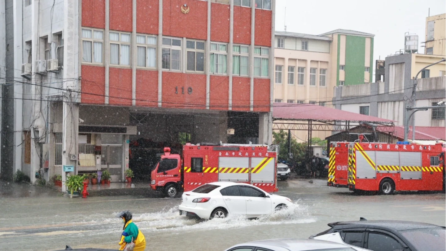 台南後壁大雨積水成災,市長黃偉哲緊急宣布今天後壁停班、停課。取自黃偉哲臉書