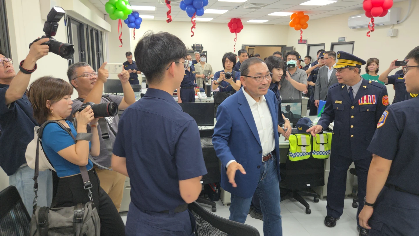 侯友宜參觀辦公場地。曾伯愷攝