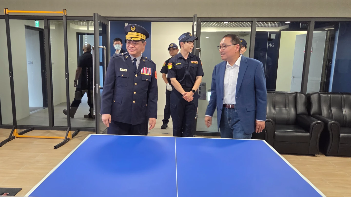 侯友宜參觀廳舍。曾伯愷攝