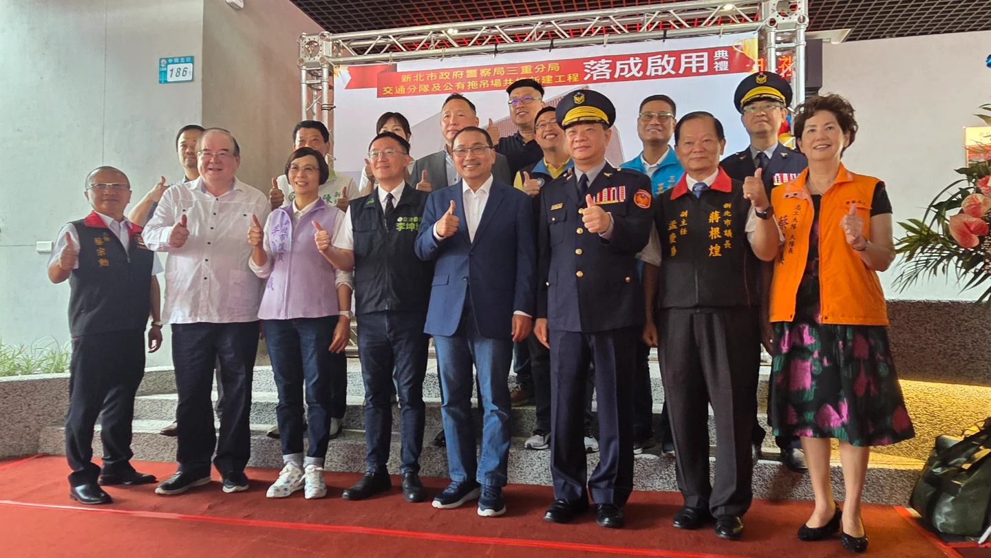 侯友宜與民代合影。曾伯愷攝