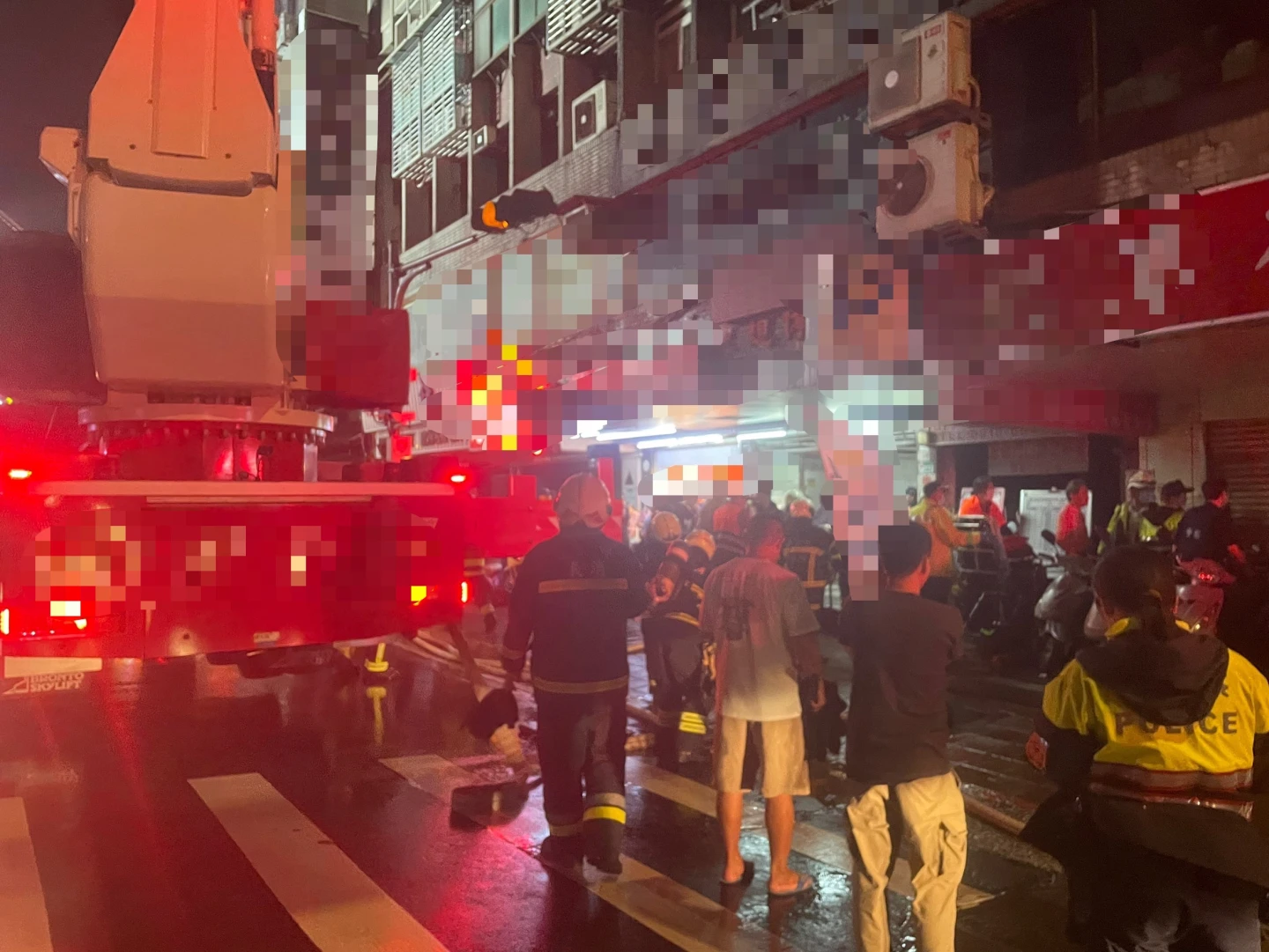 北市大同區一棟住商大樓竄火煙,消防員疏散142名住戶。翻攝畫面