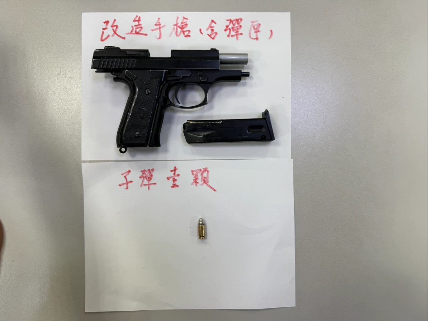 警方搜扣改造手槍。翻攝畫面
