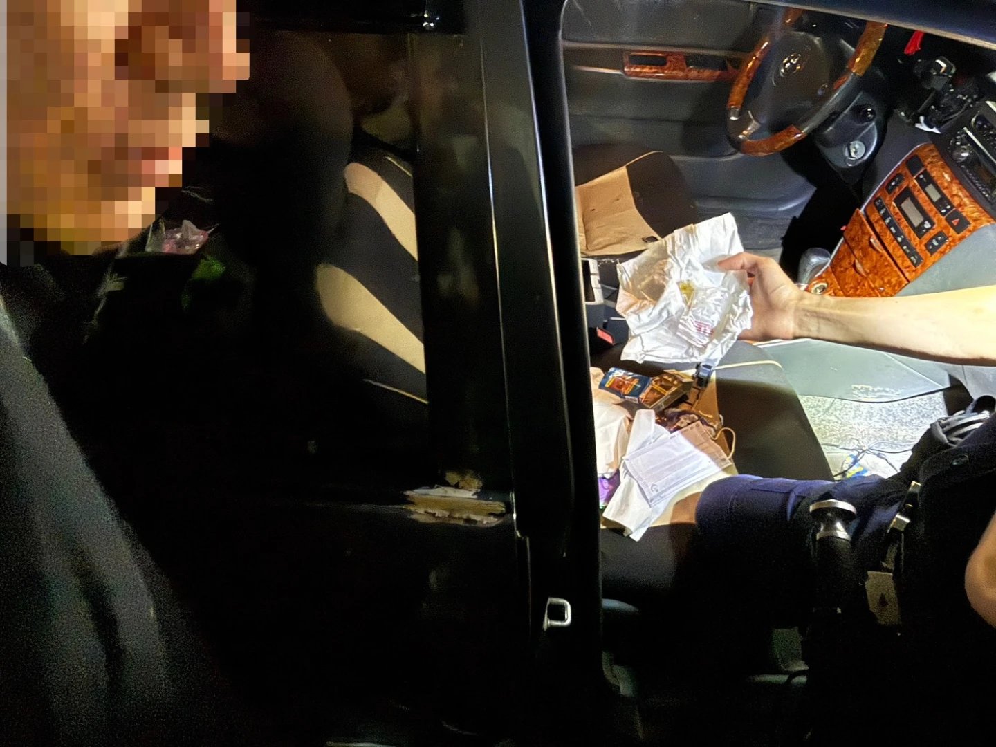男子持毒,被警方攔下盤查。翻攝畫面