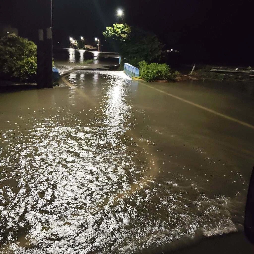 台中市28日凌晨開始降雨,恰逢海水滿潮,大安區中庄里南海路附近嚴重積淹水。(莊明堯提供)中央社