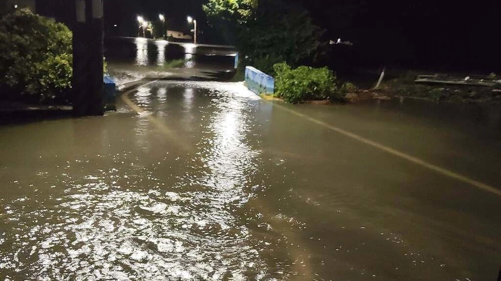 台中市28日凌晨開始降雨,恰逢海水滿潮,大安區中庄里南海路附近嚴重積淹水。(莊明堯提供)中央社
