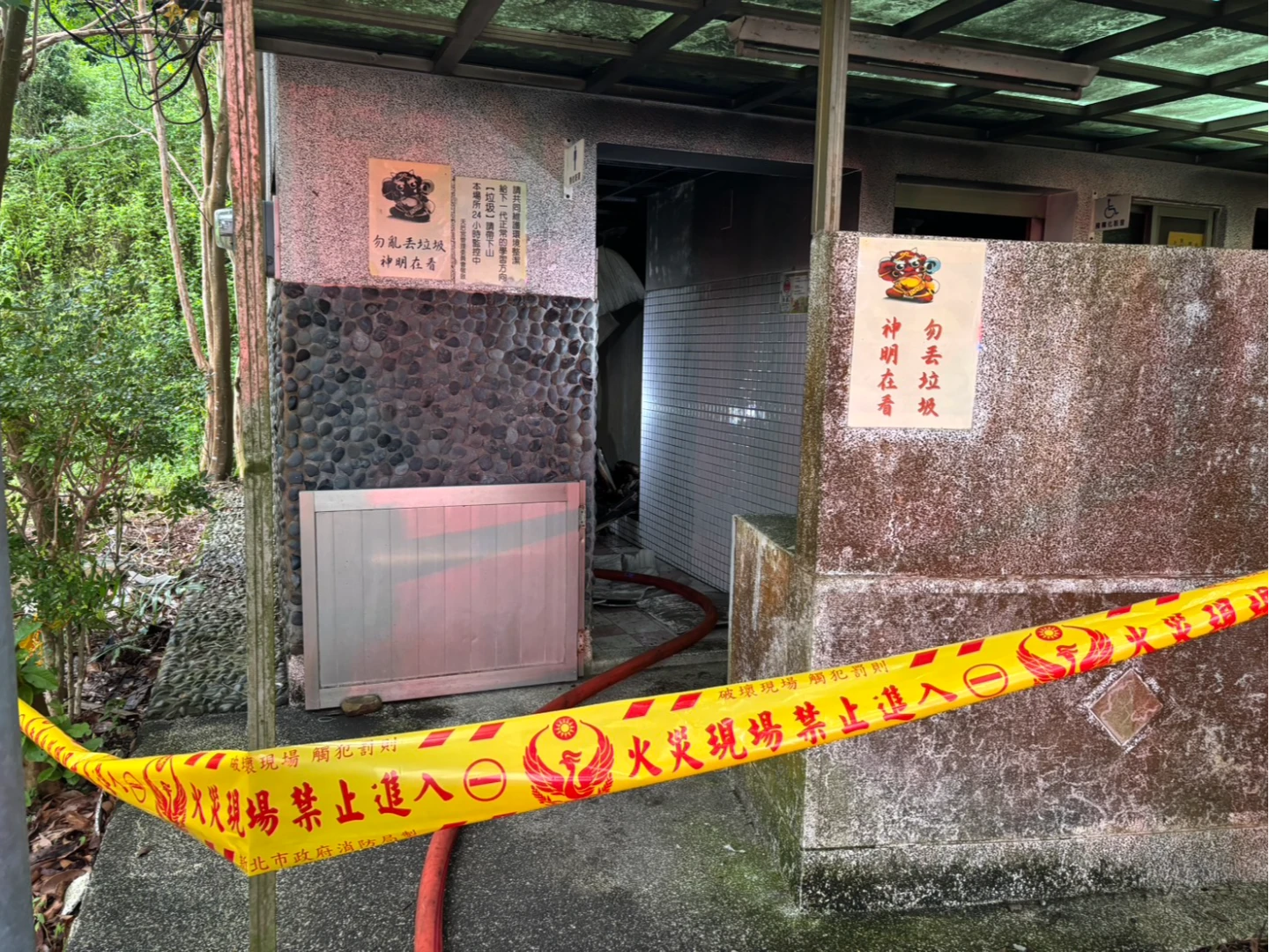 新北市三峽區天后宮停車場公廁起火,驚見男焦屍。翻攝畫面