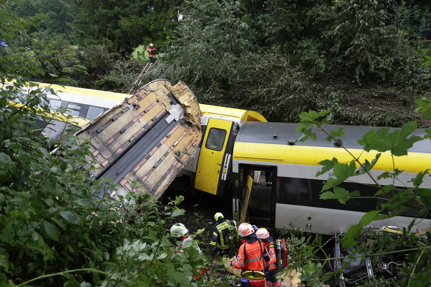 德國火車脫軌,造成至少3人死亡,50人受傷。法新社