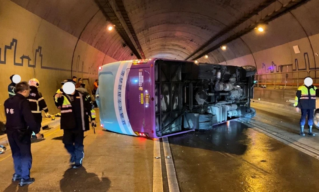 康橋校車2024年3/11晚間19:14在信義快翻覆釀24傷。翻攝運安會報告
