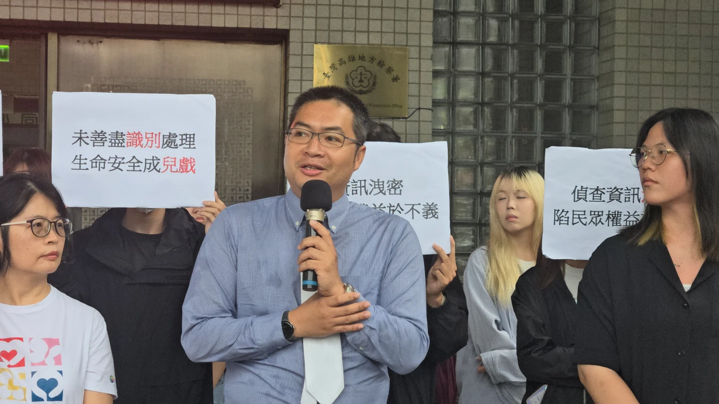 律師施泓成(前排中)說,高雄地檢署坦承發布潘姓男子的照片,也被監察院糾正。王勇超攝