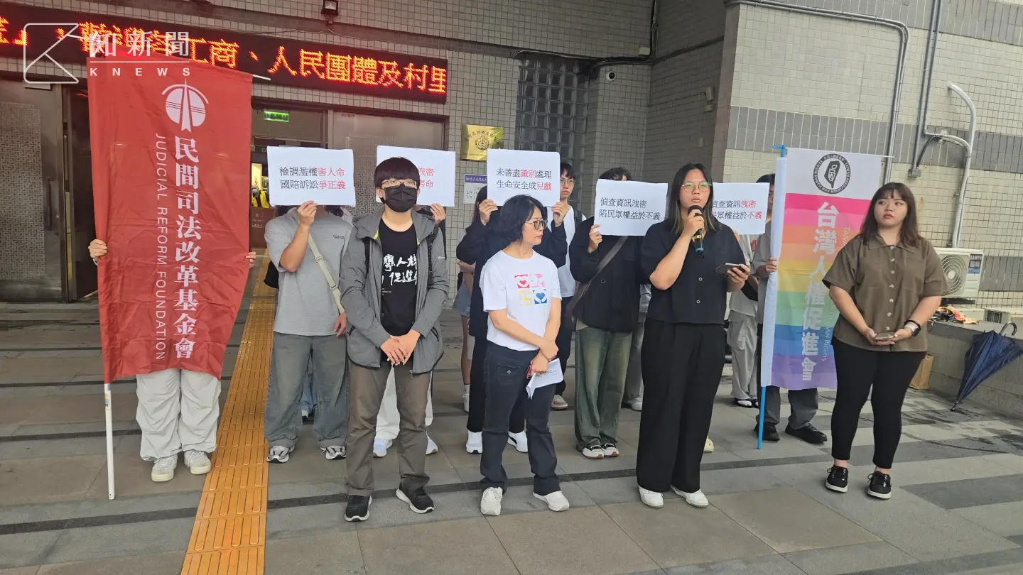 民間司改會等團體今天在法院門口要求高雄地檢署應就此違失行為擔負相應責任。王勇超攝