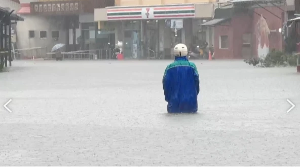 暴雨轟「俗女村」淹水及腰。民眾提供
