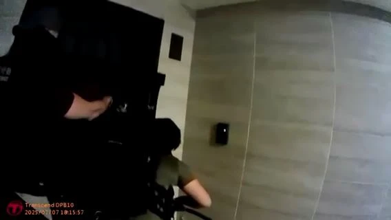 警方破門攻堅。翻攝畫面