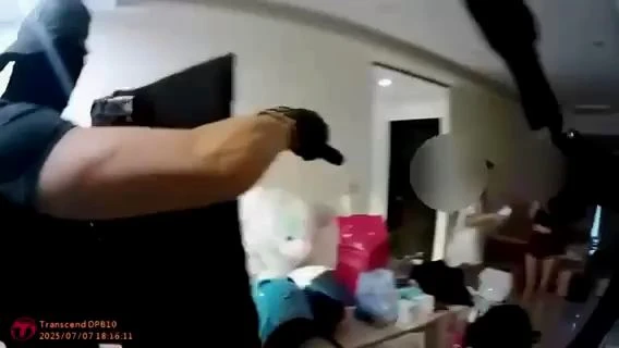 北市警方前往新北市土城區一處民宅攻堅,救出被害人,逮捕8名嫌犯。翻攝畫面