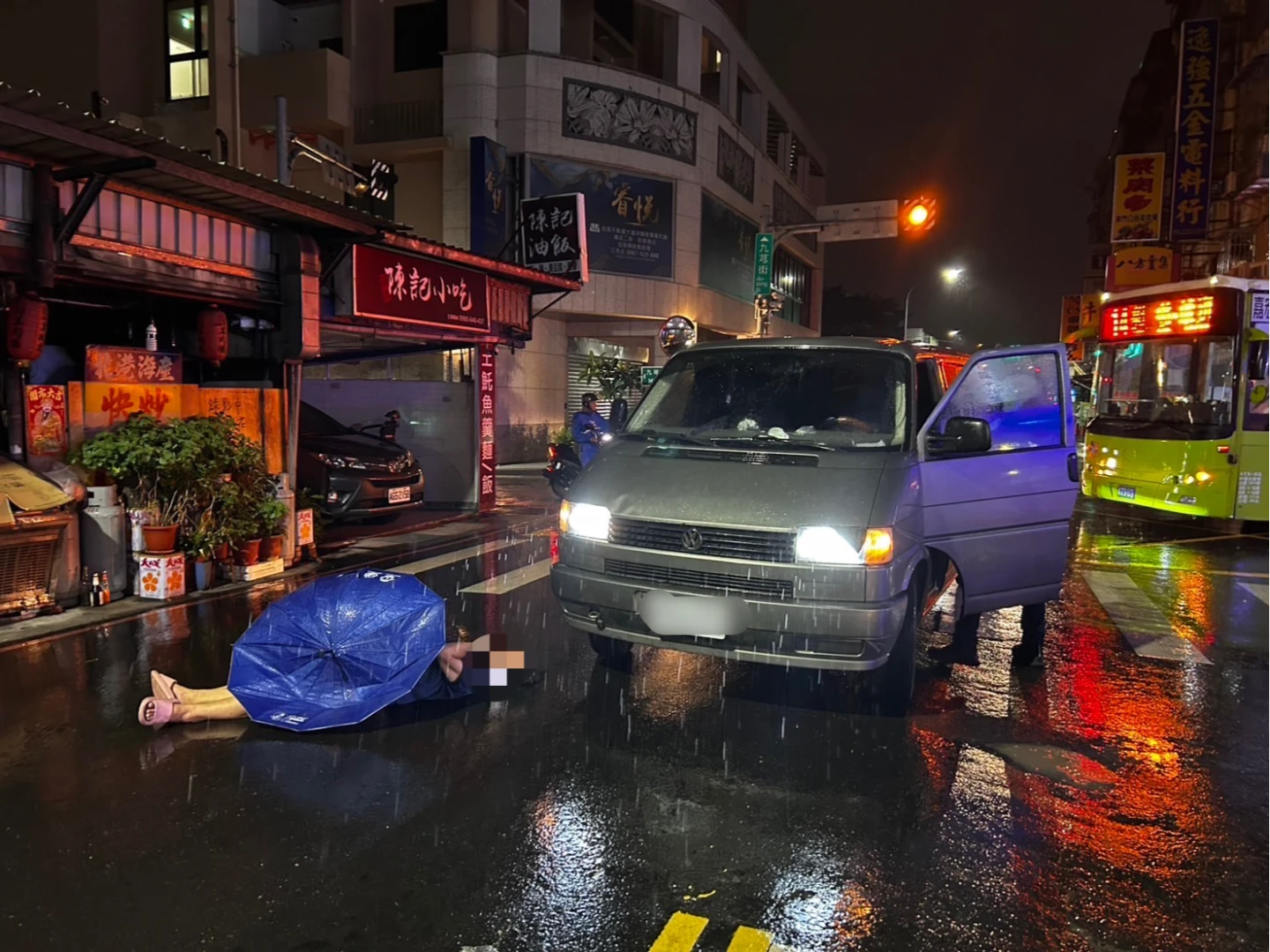 廂型車駕駛撞倒婦人棄車逃逸,警方追查中。翻攝畫面
