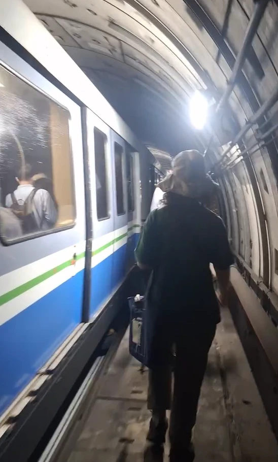乘客一一下車,走在隧道內。lyspc_2312 Threads授權