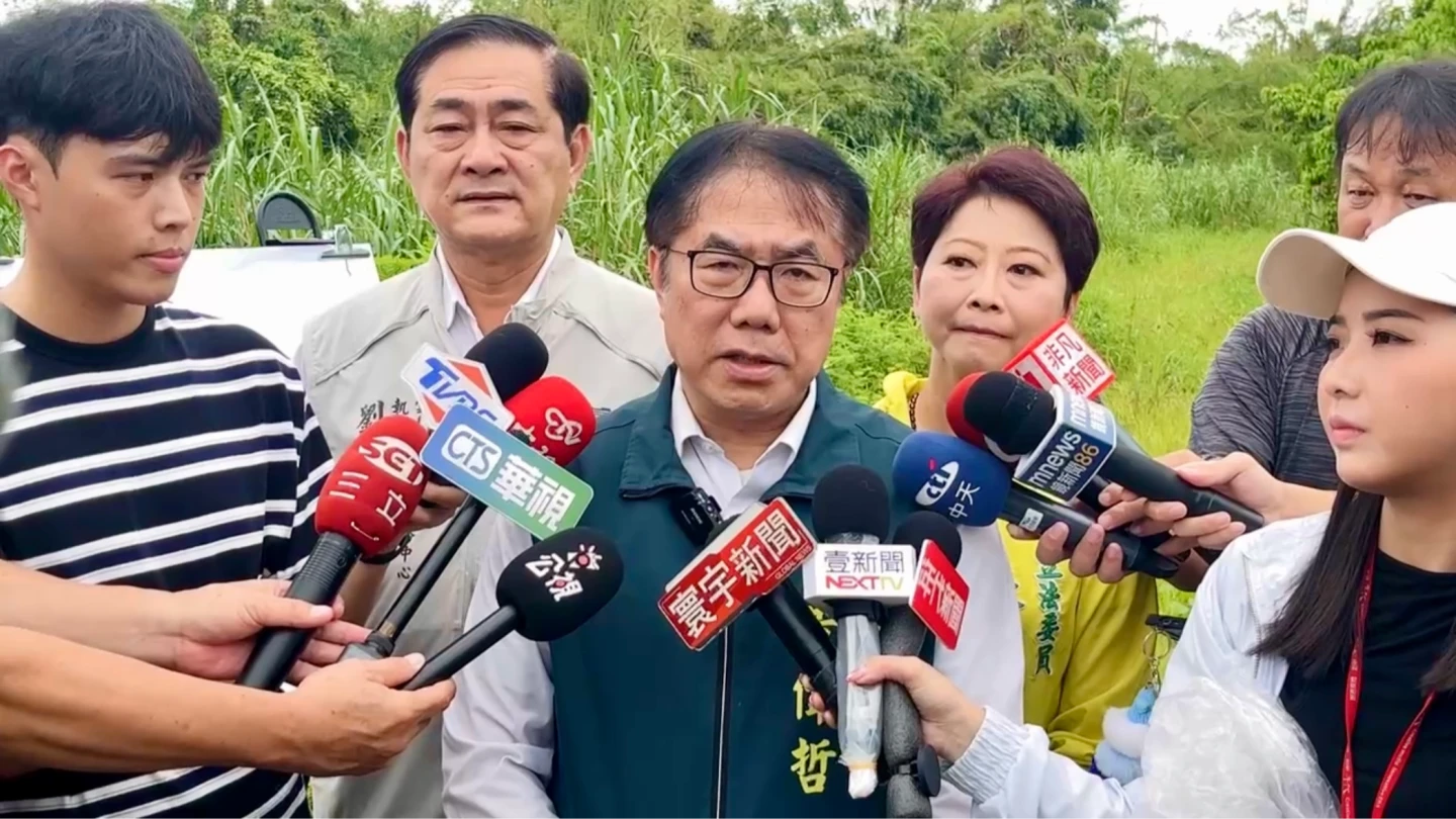 黃偉哲說明宣布停班課原因。王志弘攝