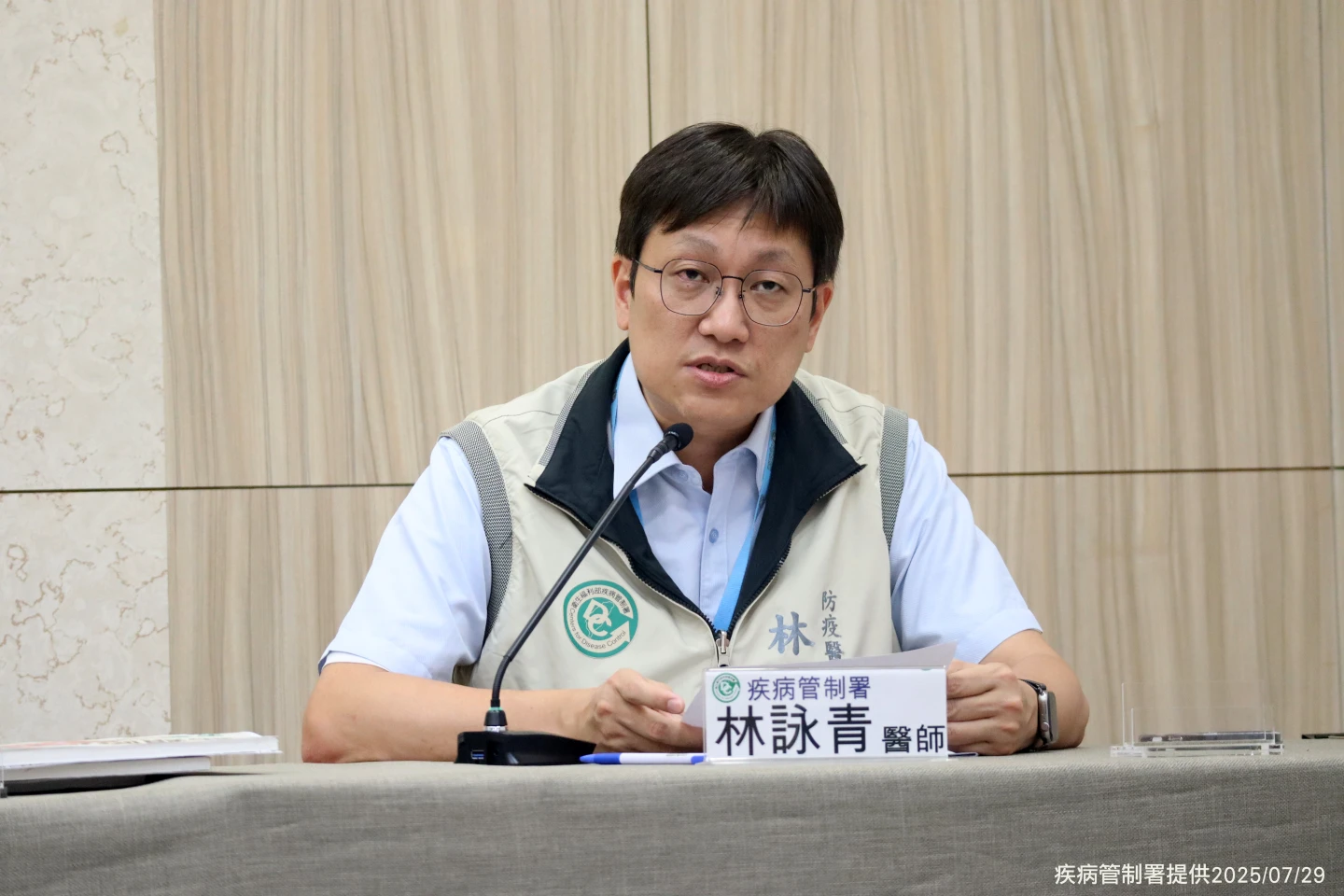防疫醫師林詠青說明國內上周新增2例新生兒腸病毒感染併發重症。疾管署提供