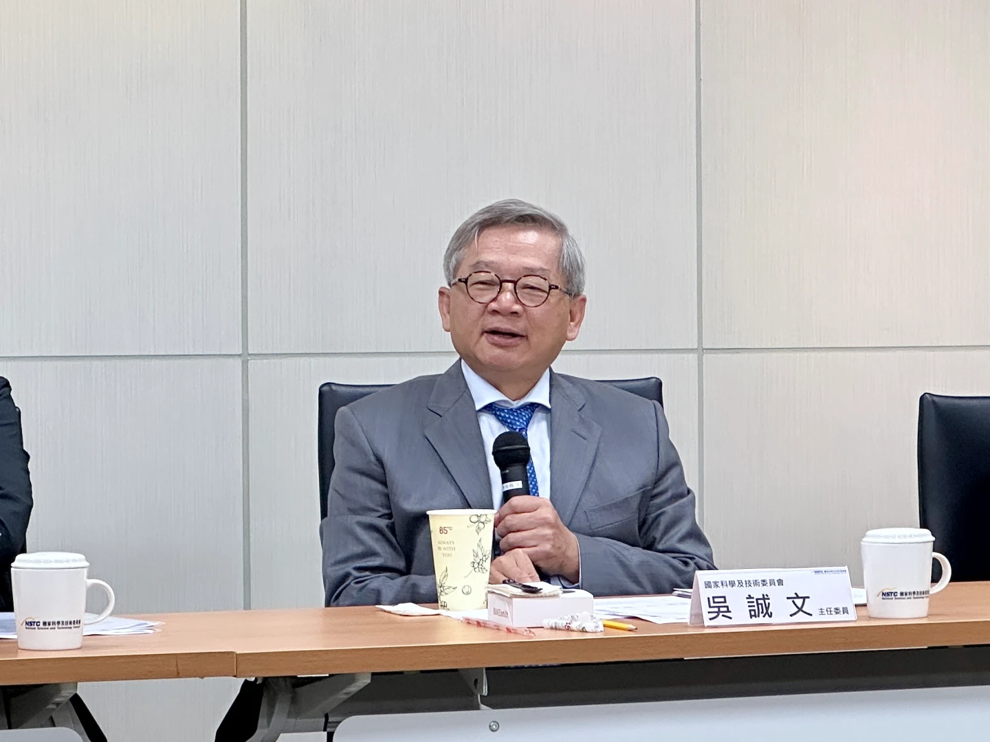 國科會主委吳誠文今天與媒體茶敘,強調台師大女足抽血案事涉研究計畫的合作單位「脫不了關係」。王良博攝