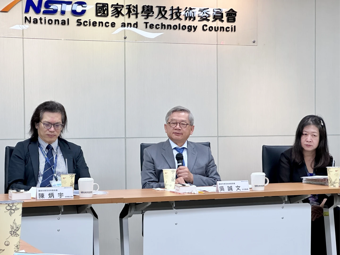 吳誠文(中)強調,研究計畫合作單位與此案脫不了關係。王良博攝